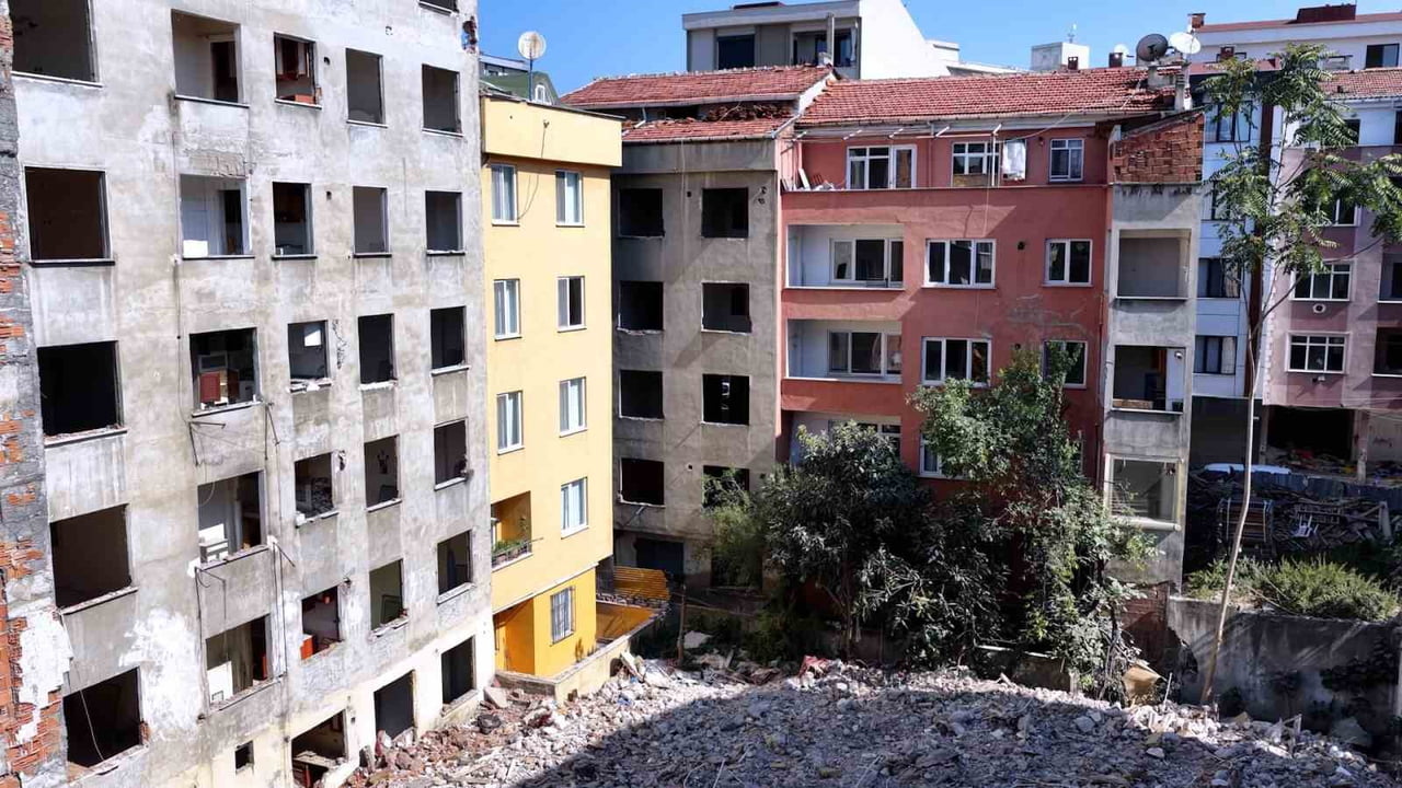 ÇEVRE, ŞEHİRCİLİK VE İKLİM DEĞİŞİKLİĞİ BAKANI MURAT KURUM, İSTANBUL’UN ZEYTİNBURNU İLÇESİ...