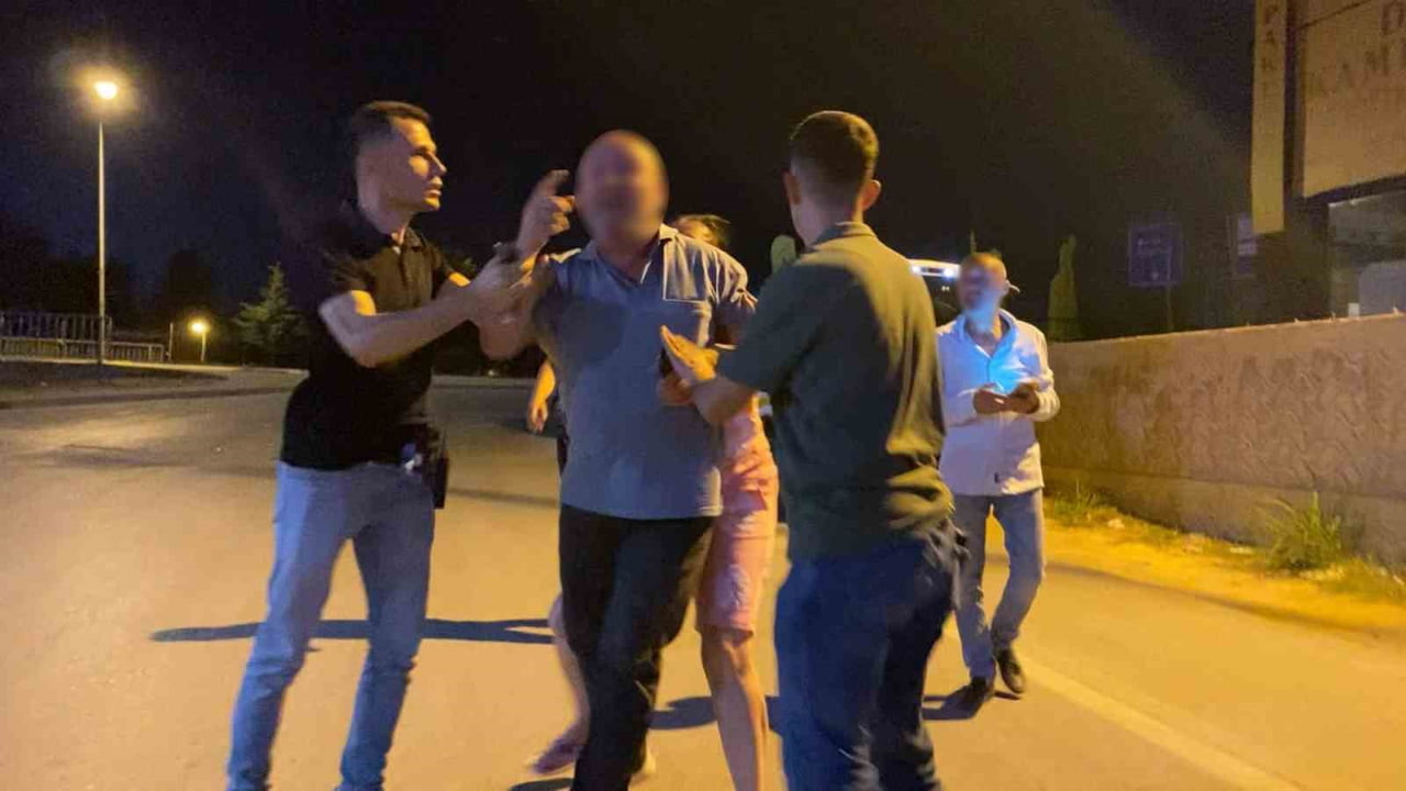 CEZAYA ÖFKELENEN SÜRÜCÜ, GÖRÜNTÜ ALAN BASIN MENSUPLARINA YERDEN ALDIĞI MERMERİ FIRLATARAK...