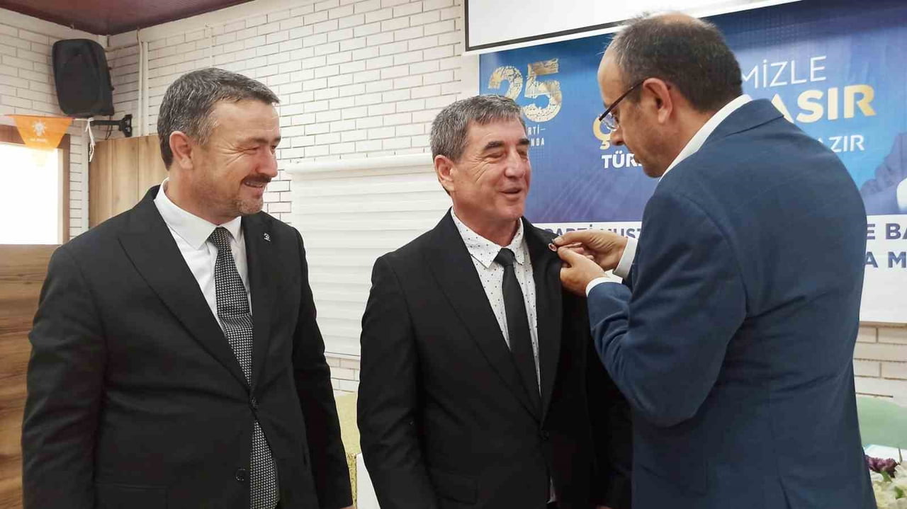CHP’DEN İSTİFA EDEREK AK PARTİ’YE KATILAN BELEDİYE MECLİS ÜYESİ ORHAN BORAZAN’A PARTİ ROZETİ...