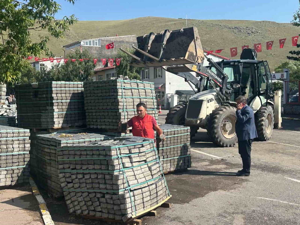 ÇILDIR BELEDİYESİ, İLÇE GENELİNDE YAYA ULAŞIMINI DAHA GÜVENLİ VE KONFORLU HALE GETİRMEK AMACIYLA...