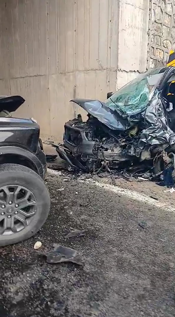 ÇINARCIK İLÇESİNDE PİKAP İLE HAFİF TİCARİ ARACIN KAFA KAFAYA ÇARPIŞTIĞI KAZADA 3 KİŞİ...