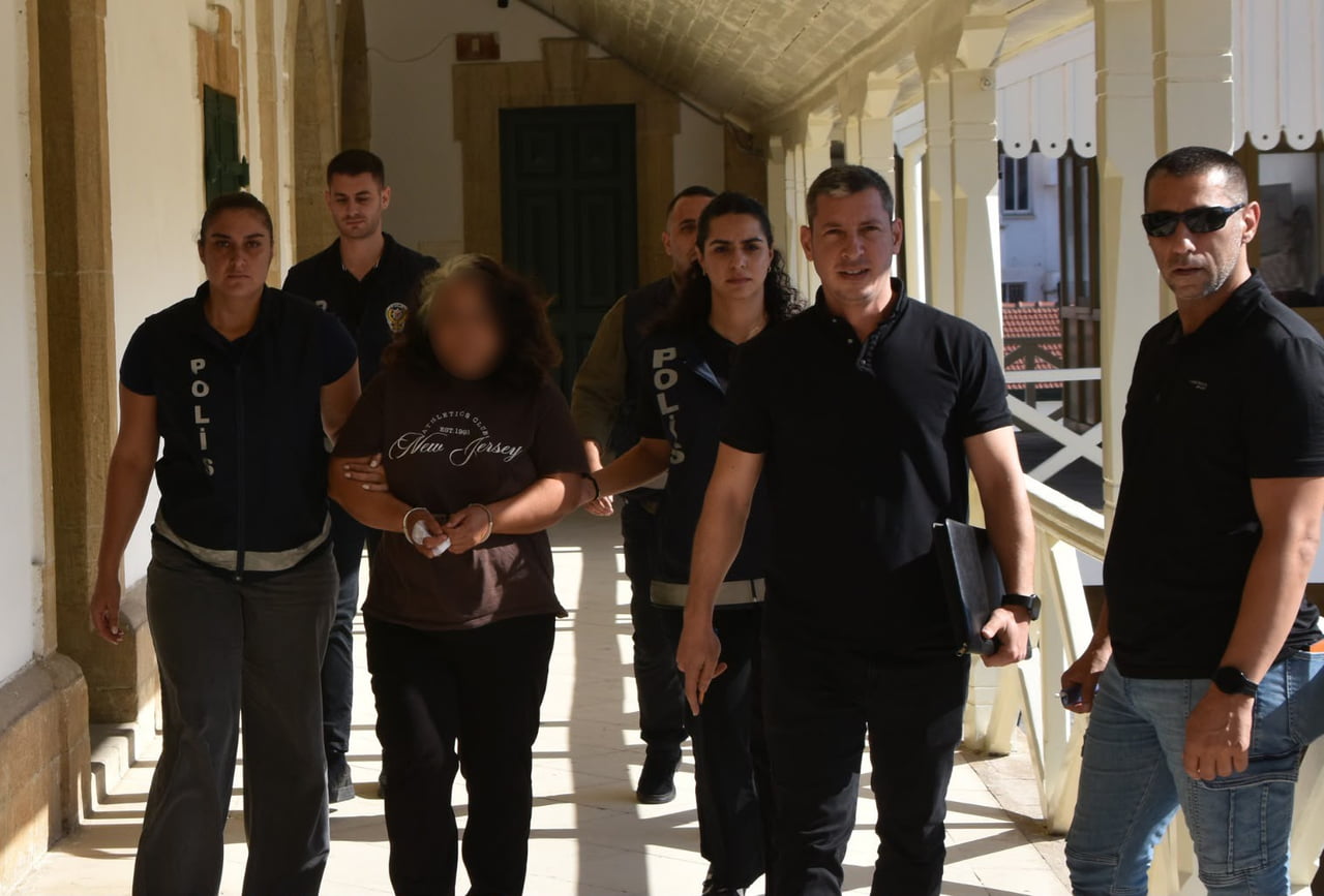 CİNAYET ŞÜPHELİSİ E.T., LEFKOŞA POLİS MÜDÜRLÜĞÜ'NE GİDEREK TESLİM OLDU.