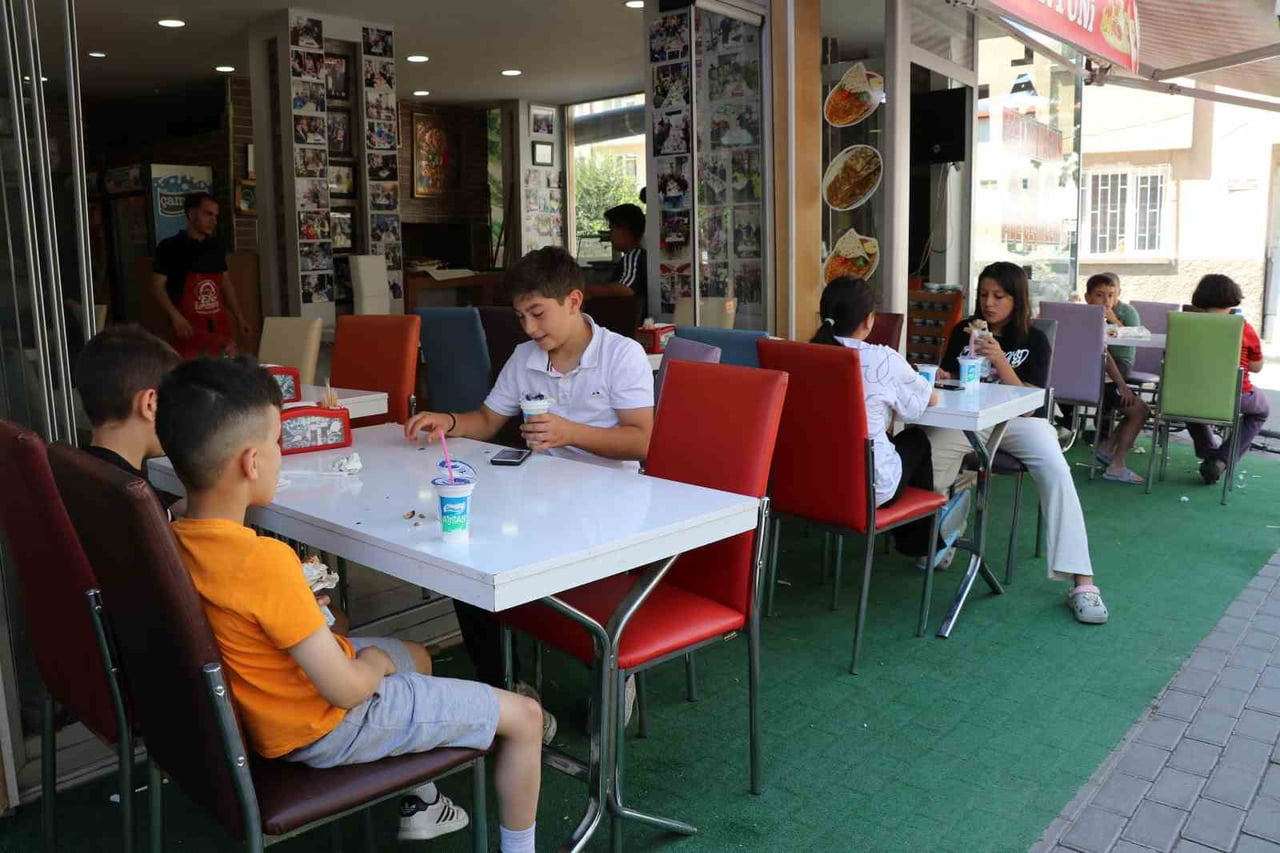 ÇOCUKLARA ÜCRETSİZ LAHMACUN DAĞITILDI.