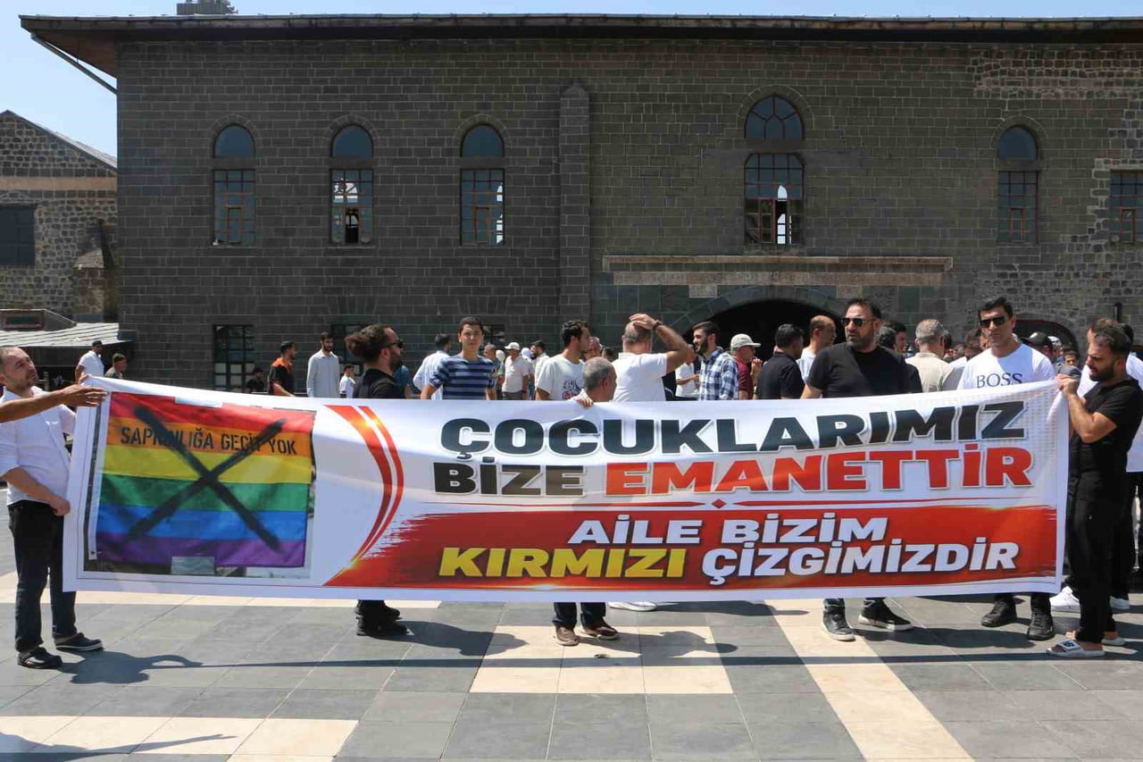 ÇOK SAYIDA VATANDAŞ SUR İLÇESİNDEKİ TARİHİ ULU CAMİ ÖNÜNDE CUMA NAMAZI SONRASI BİR ARAYA GELEREK...