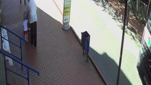 Çöp kovasını kağıt gibi ezdi, 10 bin lira ceza yedi
