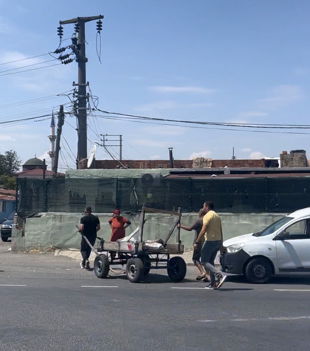 ÇORLU'DA BİR ANDA HIZLANARAK TRAFİĞE DALAN AT ARABASI, HAFİF TİCARİ ARAÇ İLE ÇARPIŞTI. OLAYDA İKİ...