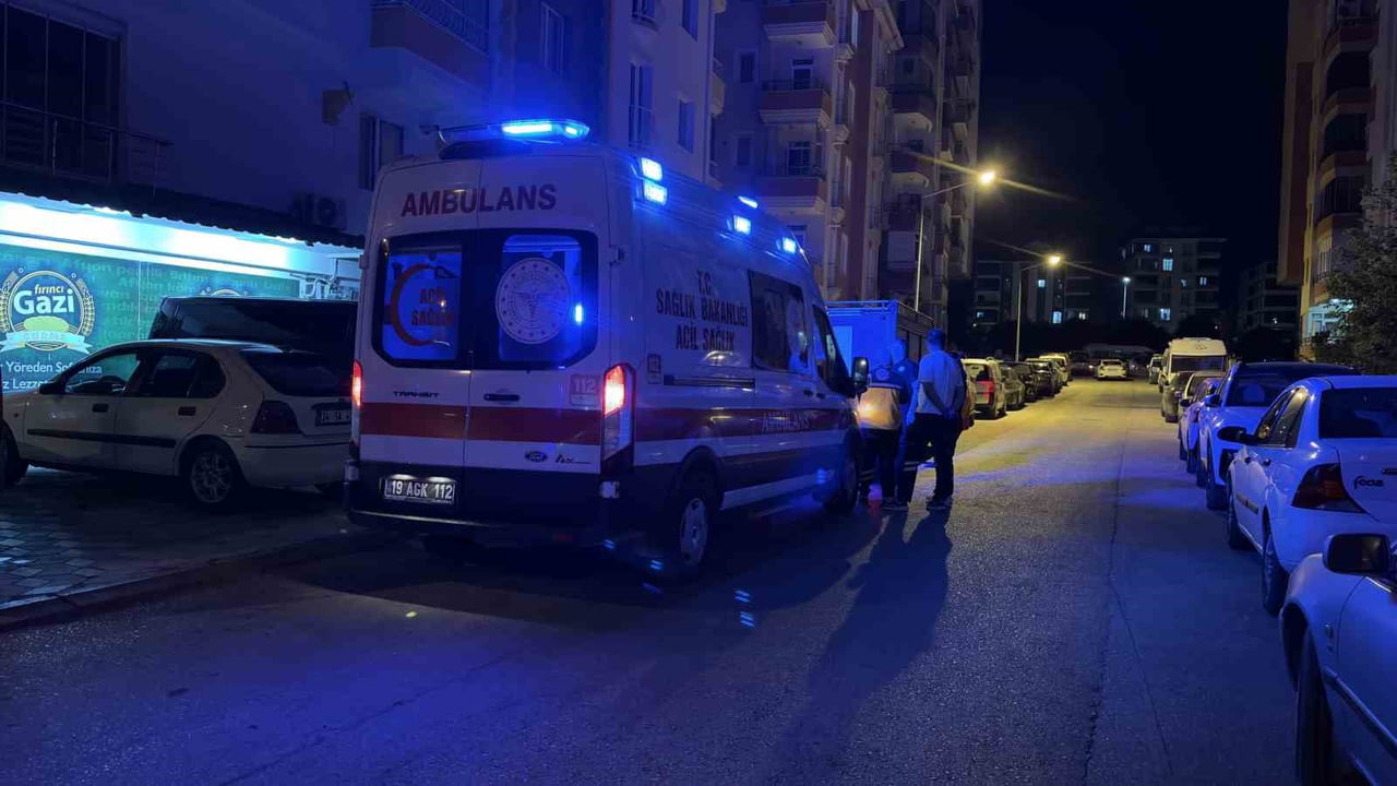 ÇORUM'DA BİR APARTMAN DAİRESİNDEN GELEN KÖTÜ KOKULAR ÜZERİNE KOMŞULARIN İHBARIYLA OLAY YERİNE...