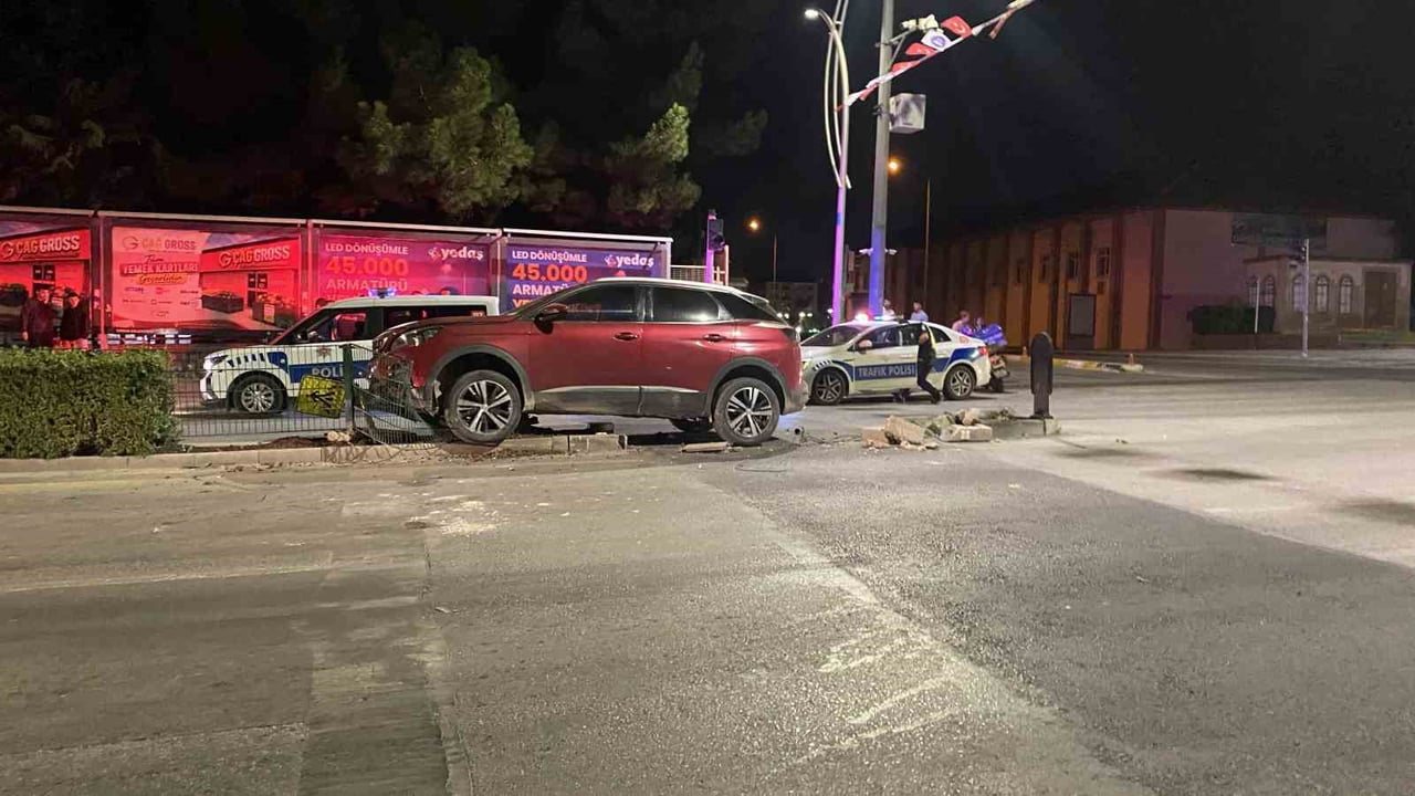 ÇORUM'DA MOTOSİKLETLE ÇARPIŞAN OTOMOBİL ORTA REFÜJE ÇIKARAK DURABİLDİ