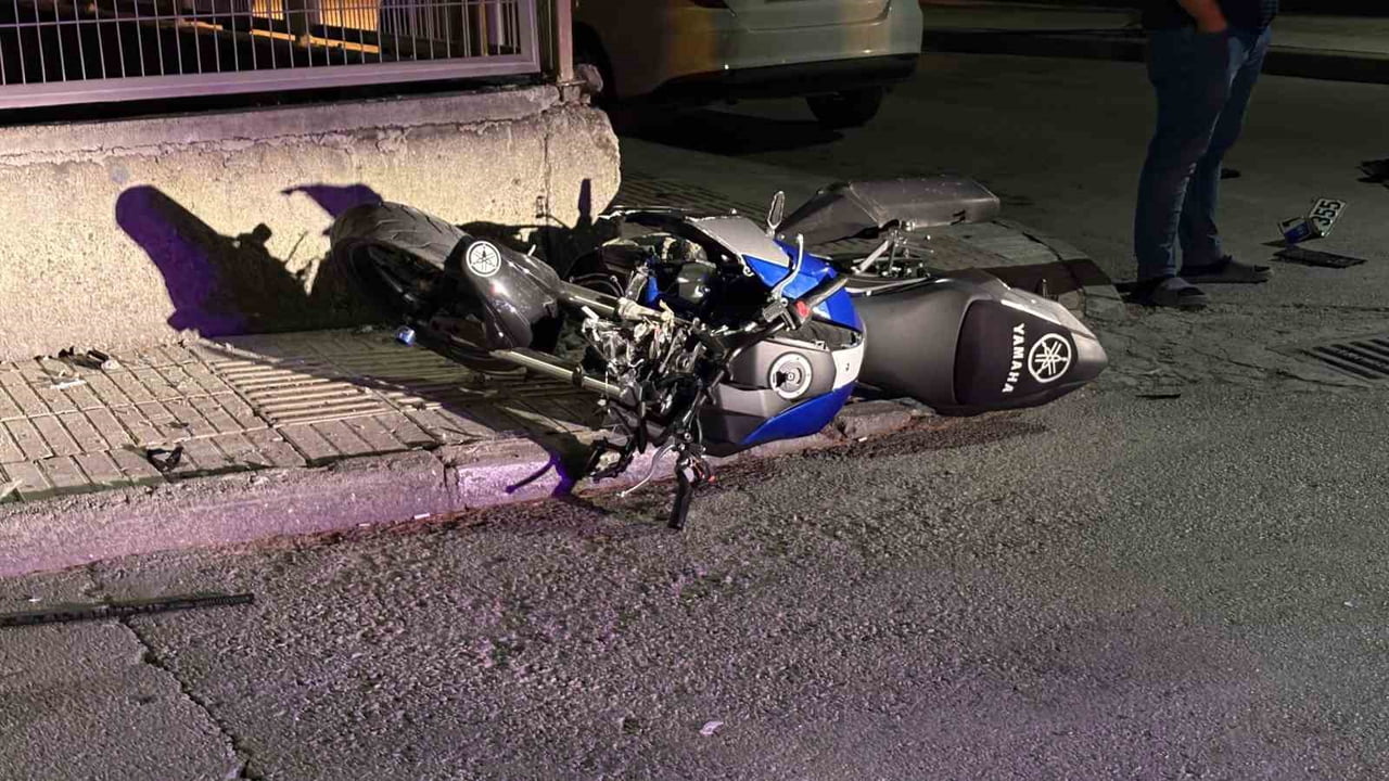 ÇORUM'DA SOKAK KESİŞİMİNDE MOTOR OTOMOBİLLE ÇARPIŞTI. MOTOSİKLET SÜRÜCÜSÜ YARALANDI