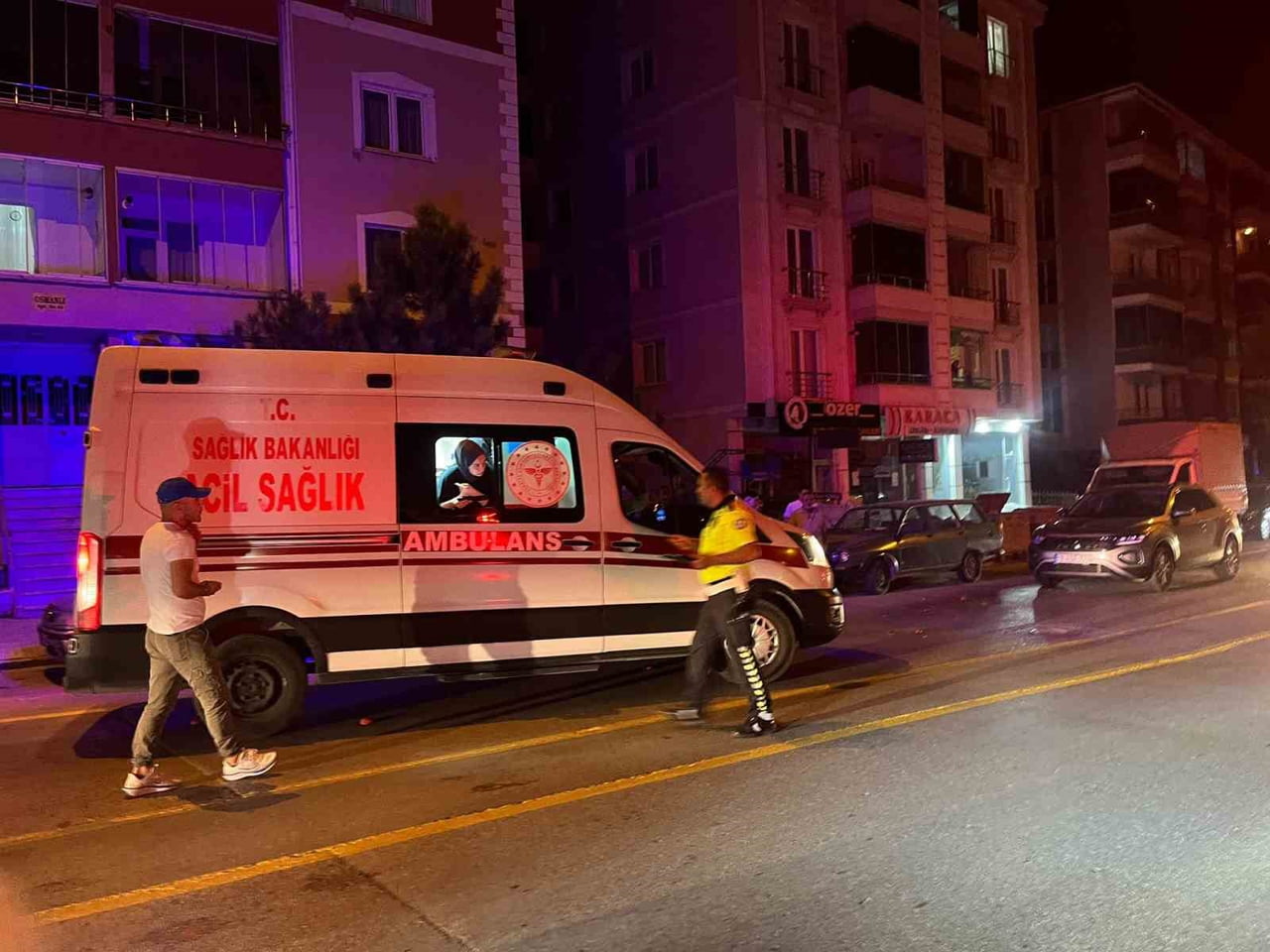 ÇORUM'DA YOLUN KARŞISINA GEÇMEYE ÇALIŞAN YAYA, OTOMOBİLİN ÇARPMASI SONUCU YARALANDI. OLAY YERİNDE...