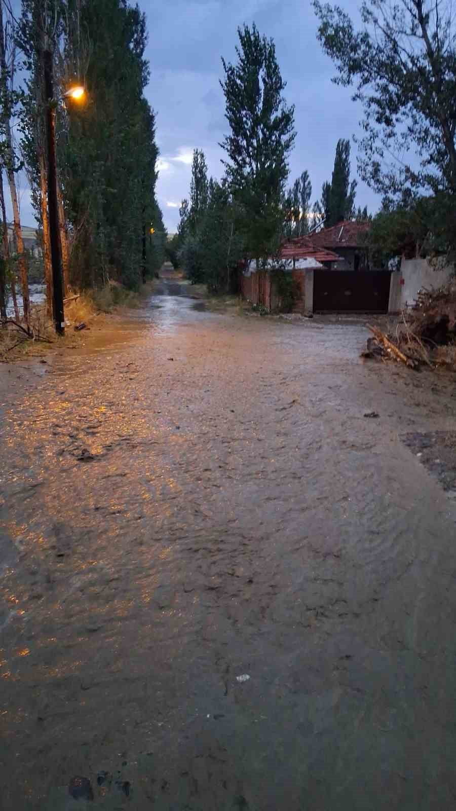 ÇORUM'UN BOĞAZKALE İLÇESİNDE ETKİLİ OLAN KUVVETLİ SAĞANAK YAĞIŞ SEBEBİYLE YOLLAR SULAR ALTINDA...