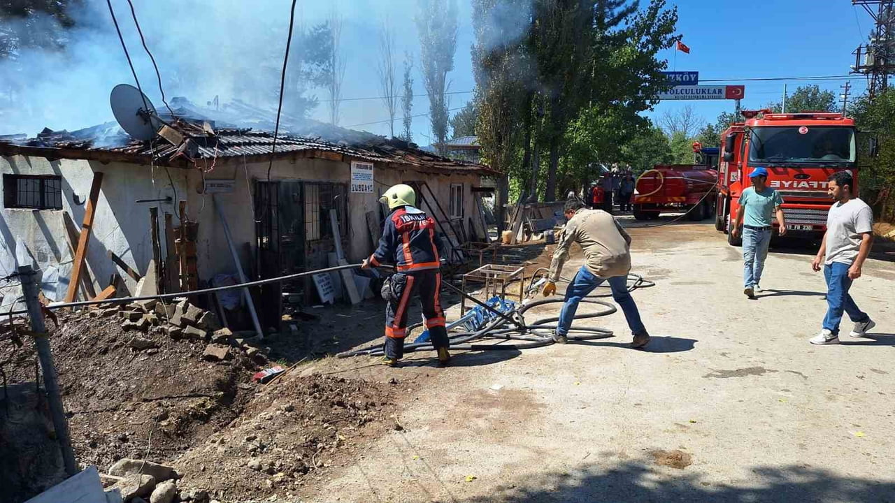 ÇORUM'UN İSKİLİP İLÇESİNDE BİR MERMER DÜKKANINDA ÇIKAN YANGINA İTFAİYE VE KÖYLÜLER MÜDAHALEDE...