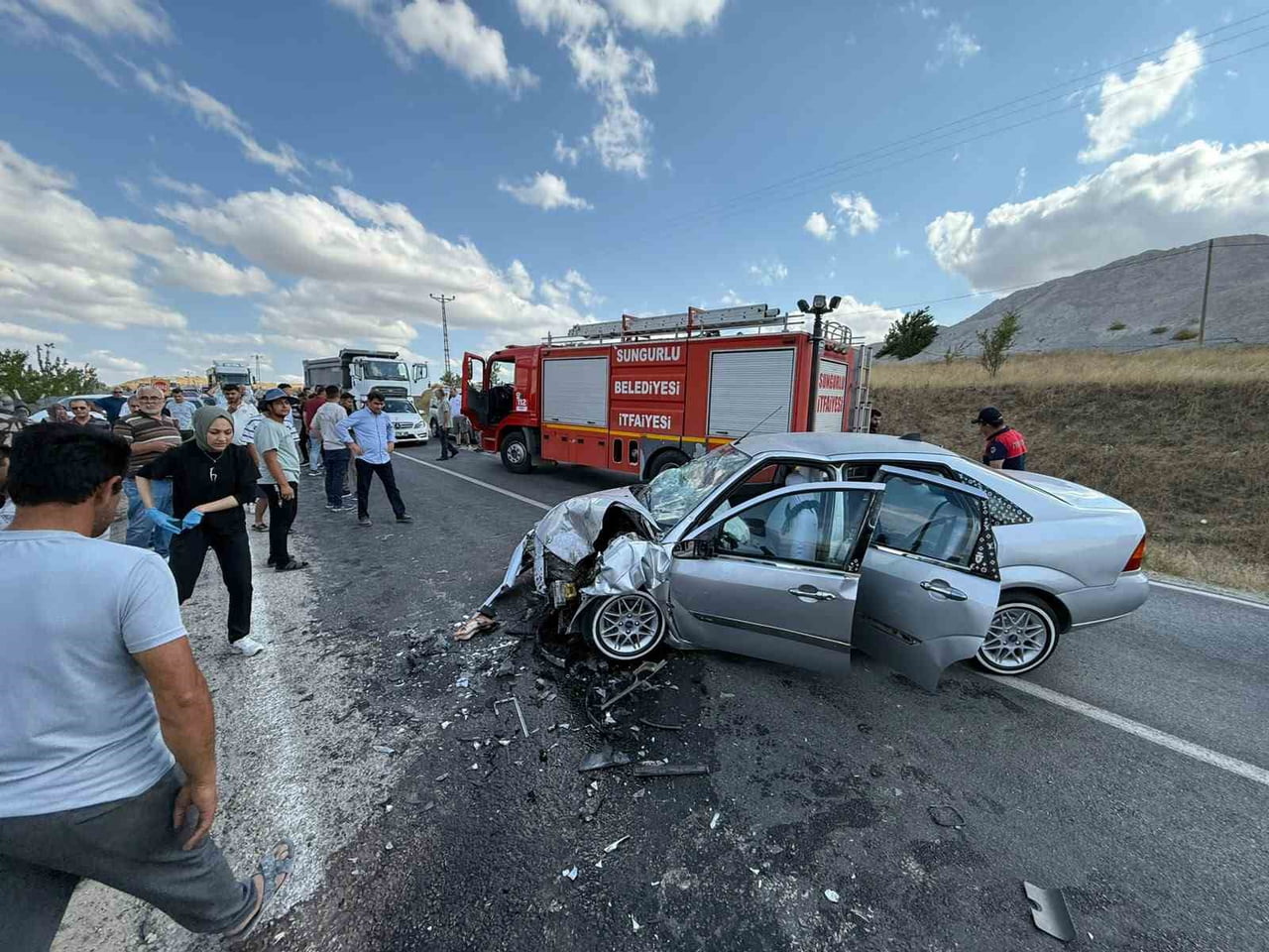 ÇORUM'UN SUNGURLU İLÇESİNDE İKİ OTOMOBİLİN KAFA KAFAYA ÇARPIŞMASI NETİCESİNDE MEYDANA GELEN KAZADA...