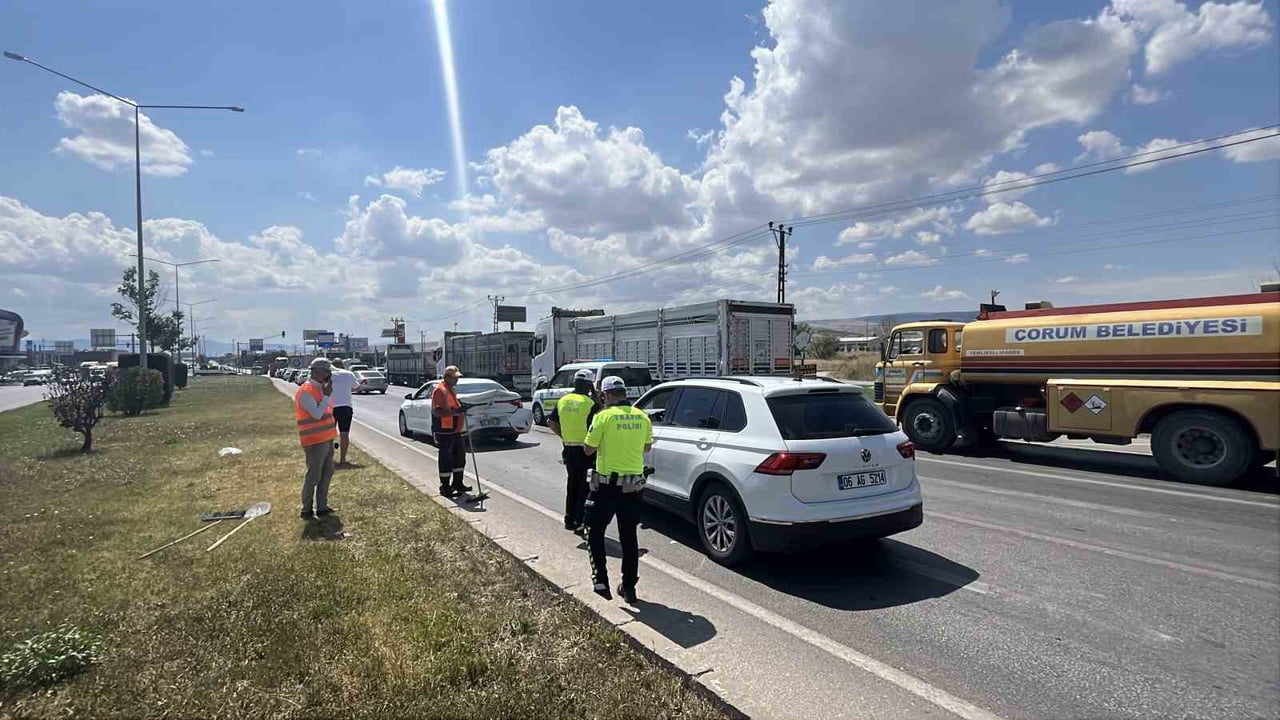 ÇORUM’DA CİPİN OTOMOBİLE ARKADAN ÇARPMASI NETİCESİNDE MEYDANA GELEN KAZADA 5 KİŞİ...