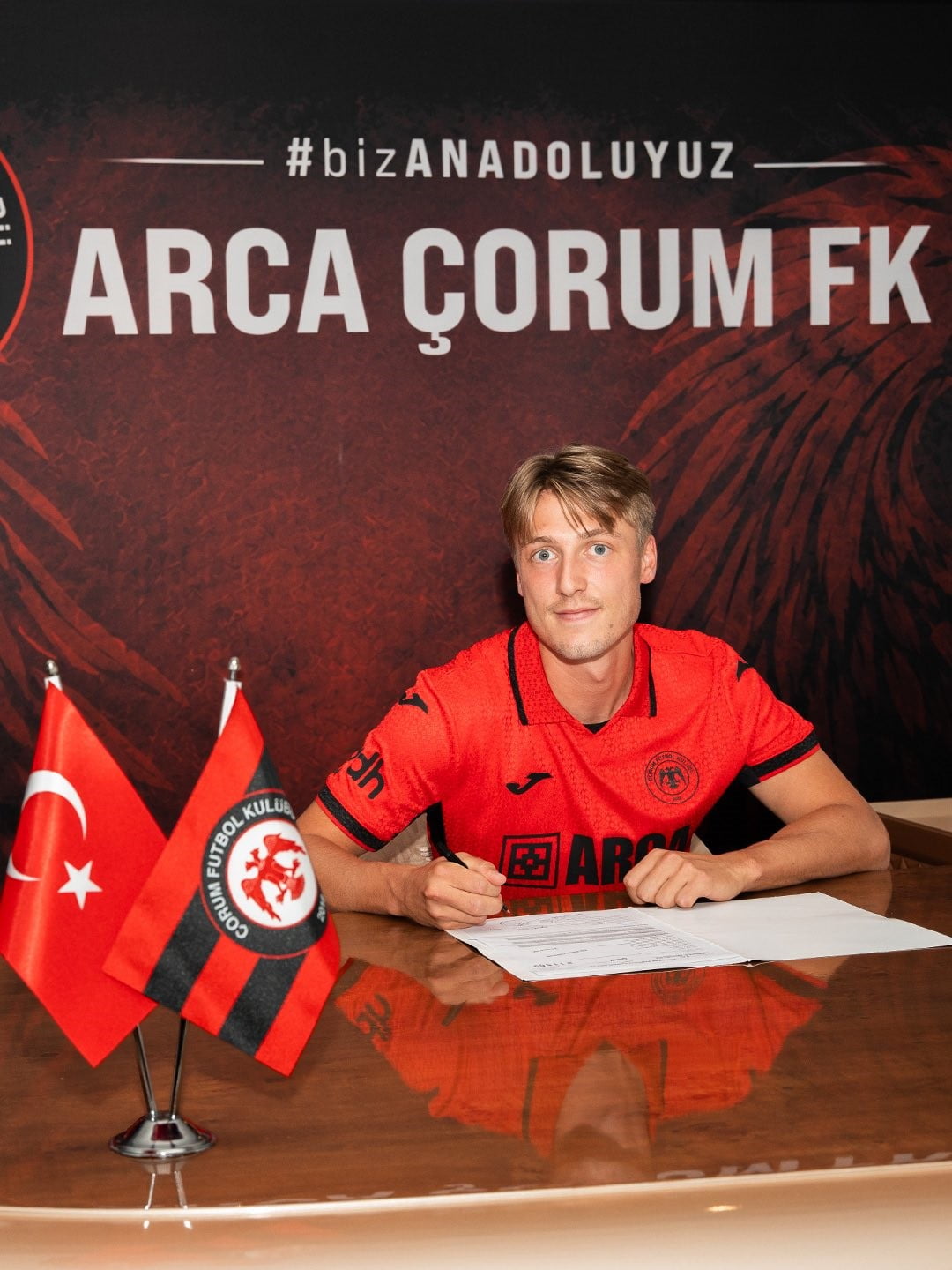 ÇORUM FK, ORTA SAHA OYUNCUSU MARKUS KARLSBAKK İLE 3+1 YILLIK SÖZLEŞME İMZALADIĞINI DUYURDU.