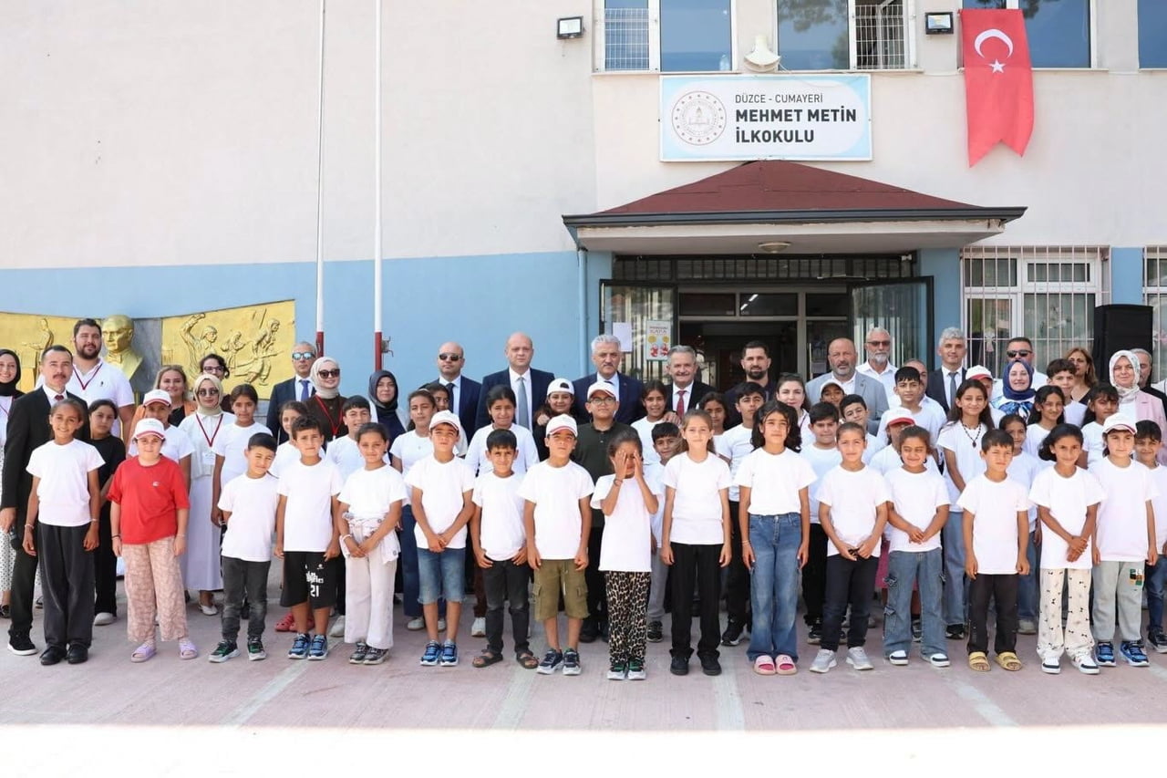 CUMAYERİ’NDE 100 ÖĞRENCİYE EĞİTİM VE SOSYAL DESTEK SAĞLANAN MEVSİMLİK TARIMDA FINDIK HASADINDA...