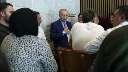 Cumhurbaşkanı Erdoğan, Çengelköy'de esnaf ziyareti sonrası vatandaşlarla sohbet etti