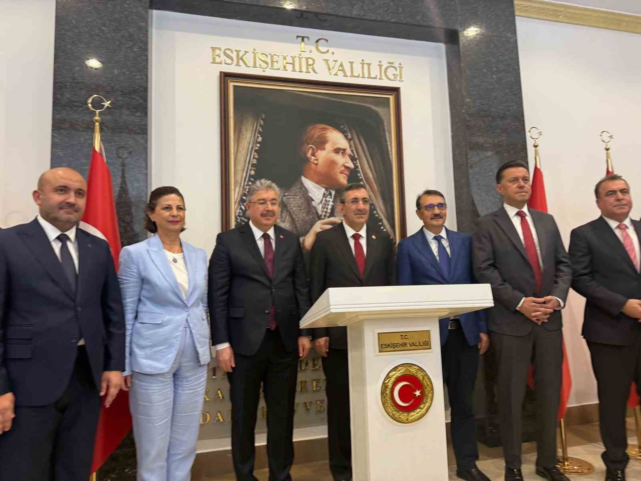CUMHURBAŞKANI YARDIMCISI CEVDET YILMAZ, ESKİŞEHİR VALİLİĞİNE ZİYARETTE BULUNDU.