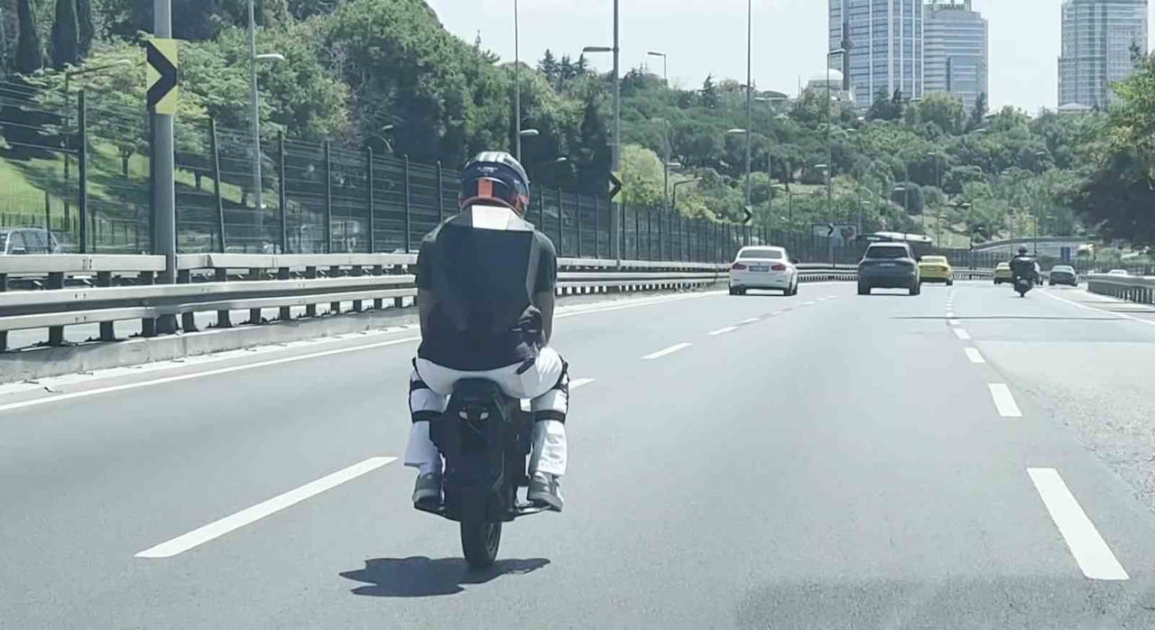 D-100 KARAYOLU ÜZERİNDE ELEKTRİKLİ TEK TEKERLİ SCOOTER KULLANAN BİR KİŞİ, KİLOMETRELERCE YOL...