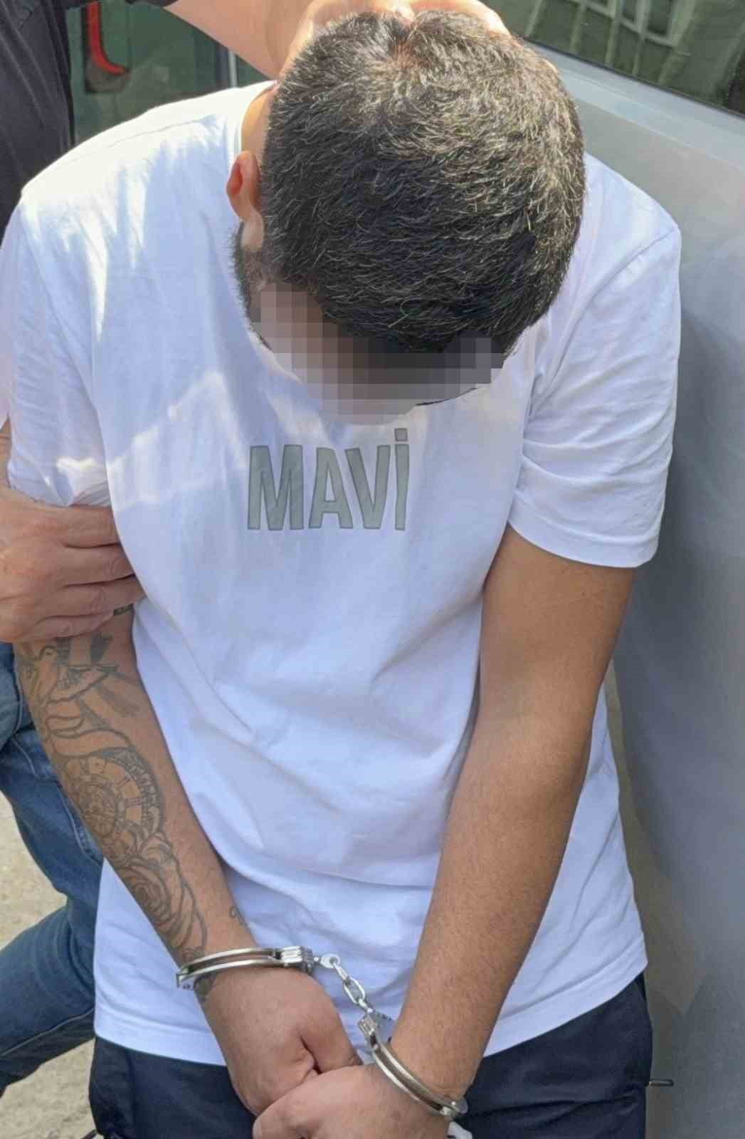 D.E.C..(28) ÇIKARILDIĞI MAHKEMECE TUTUKLANDI.