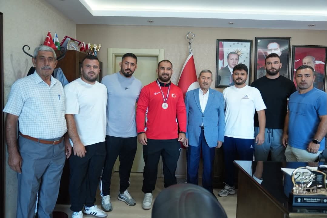 DARENDE BELEDİYE BAŞKANI BOZKURT’TAN ŞAMPİYON FEYZULLAH AKTÜRK’E TEBRİK