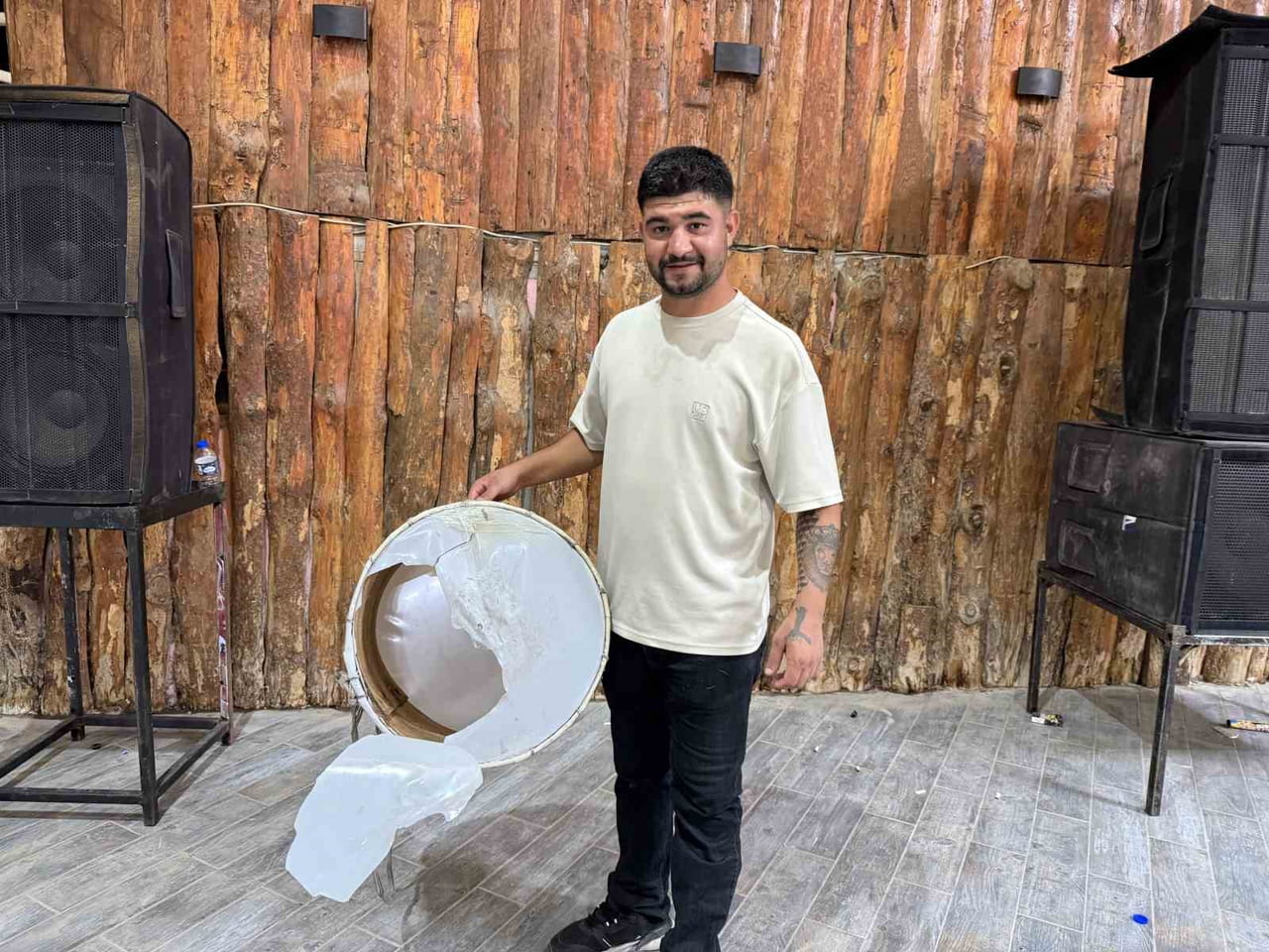 DAVULCU, ELİNDEKİ DAVULU KIRARAK İÇİNE DÜŞEN PARALARI TOPLADI.
