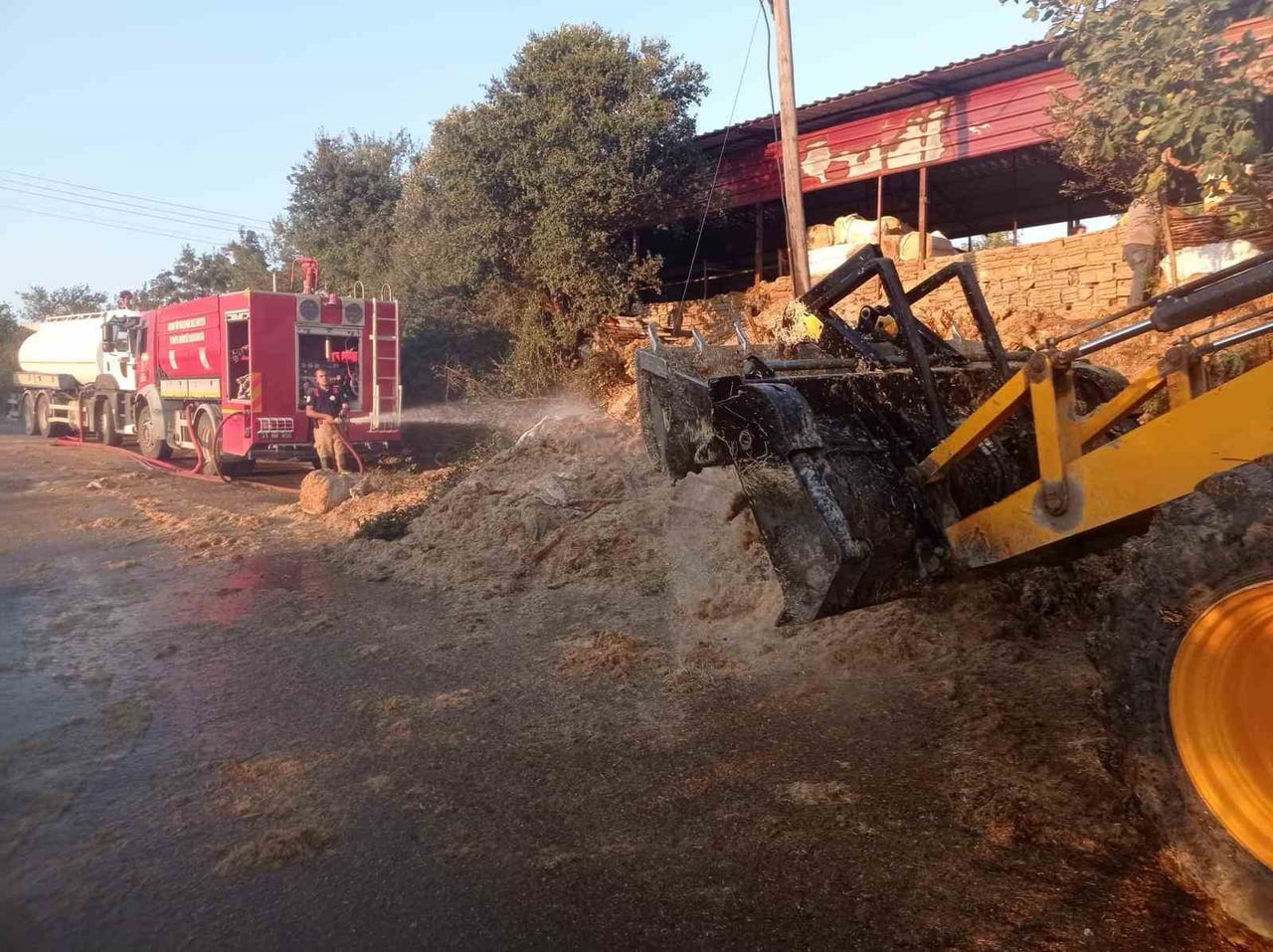 DEFNE’DE SAMANLIKTA ÇIKAN YANGIN, İTFAİYE EKİPLERİNİN MÜDAHALESİYLE KONTROL ALTINA ALINIRKEN...