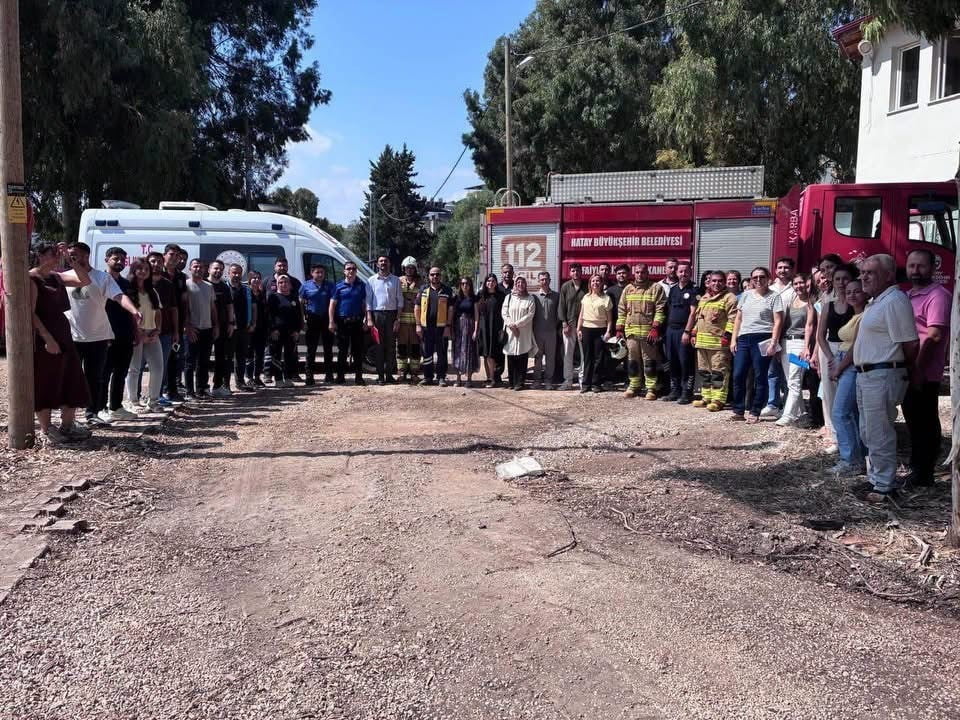 DEFNE İLÇE SAĞLIK MÜDÜRLÜĞÜ’NDE DÜZENLENEN EĞİTİMDE YANGIN BİLGİSİ ANLATILIRKEN, ARDINDAN İLK...