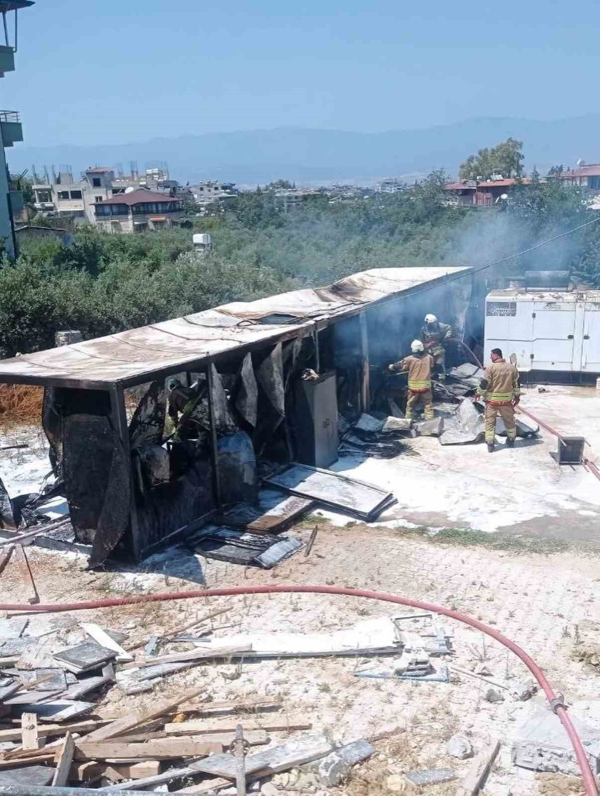 DEFNE İLÇESİ HARBİYE MAHALLESİ’NDE ÇIKAN KONTEYNER YANGINI EKİPLERİN MÜDAHALESİYLE KONTROL ALTINA...
