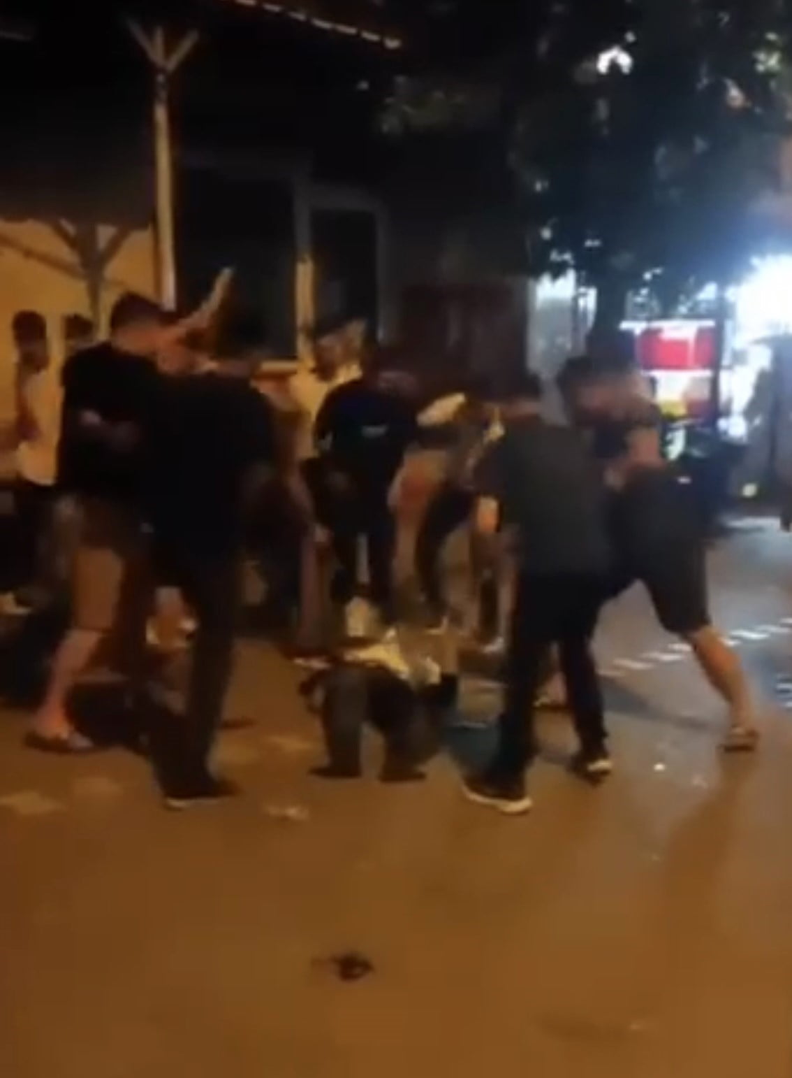 DEHŞETE DÜŞÜREN OLAYDA HEM KADIN HEM DE KENDİSİNİ DARBEDEN ADAM YOĞUN BAKIMA KALDIRILIRKEN...