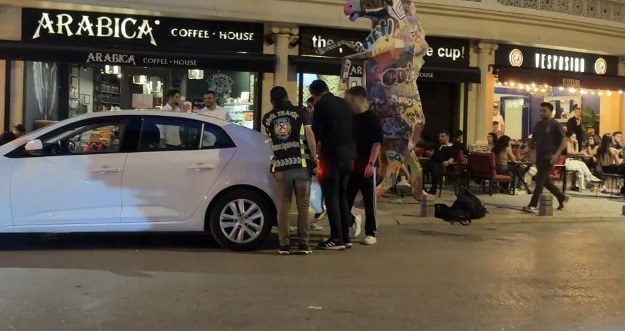 DENETİMLER SIRASINDA KASKSIZ VE PLAKASIZ OLARAK KULLANILAN BİR SCOOTER DURDURULDU.