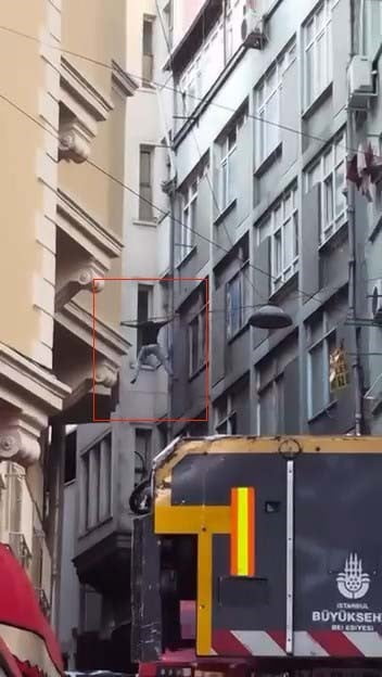 DENGESİNİ KAYBEDEN ŞAHIS, İTFAİYE EKİPLERİNİN AÇTIĞI HAVA MİNDERİNE DÜŞTÜ.