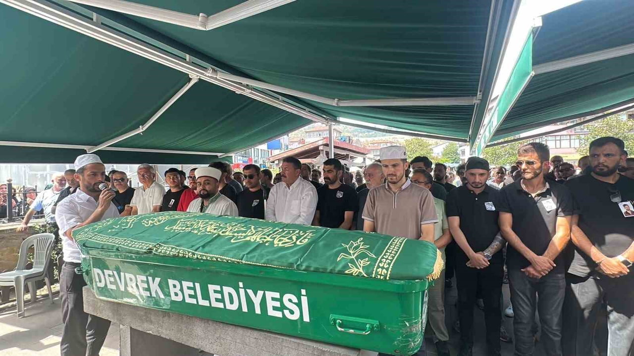DENİZ KÜÇÜKLER İÇİN MEMLEKETİ DEVREK'TE CENAZE TÖRENİ DÜZENLENDİ.