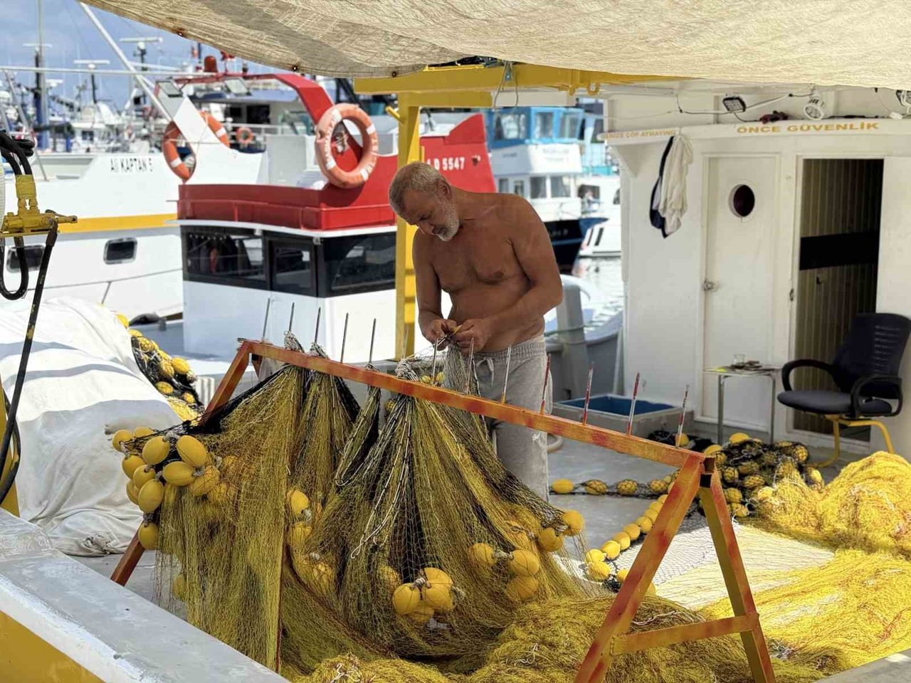 DENİZLERDE YENİ AV SEZONUNUN BAŞLAMASINA SAYILI GÜNLER KALA BALIKÇILAR, TEKNELERİNİ VE AĞLARINI...
