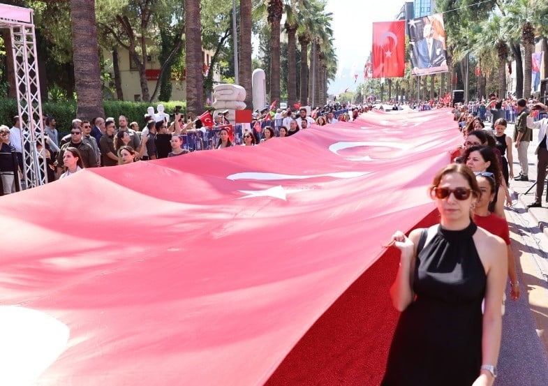 DENİZLİ'DE 30 AĞUSTOS ZAFER BAYRAMI KUTLAMALARI, VALİLİK ÖNÜNDEKİ ATATÜRK ANITI'NA ÇELENK...