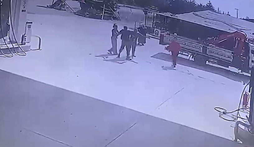 DENİZLİ'DE SİLAH ZORUYLA GENÇ KIZIN KAÇIRILMA ANLARINA AİT GÖRÜNTÜLER ORTAYA ÇIKTI