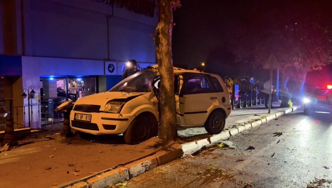 DENİZLİ’DE DÜN GECE SAATLERİNDE AĞACA ÇARPARAK KAZA YAPAN OTOMOBİL SÜRÜCÜSÜ GENÇ, AĞIR YARALI...