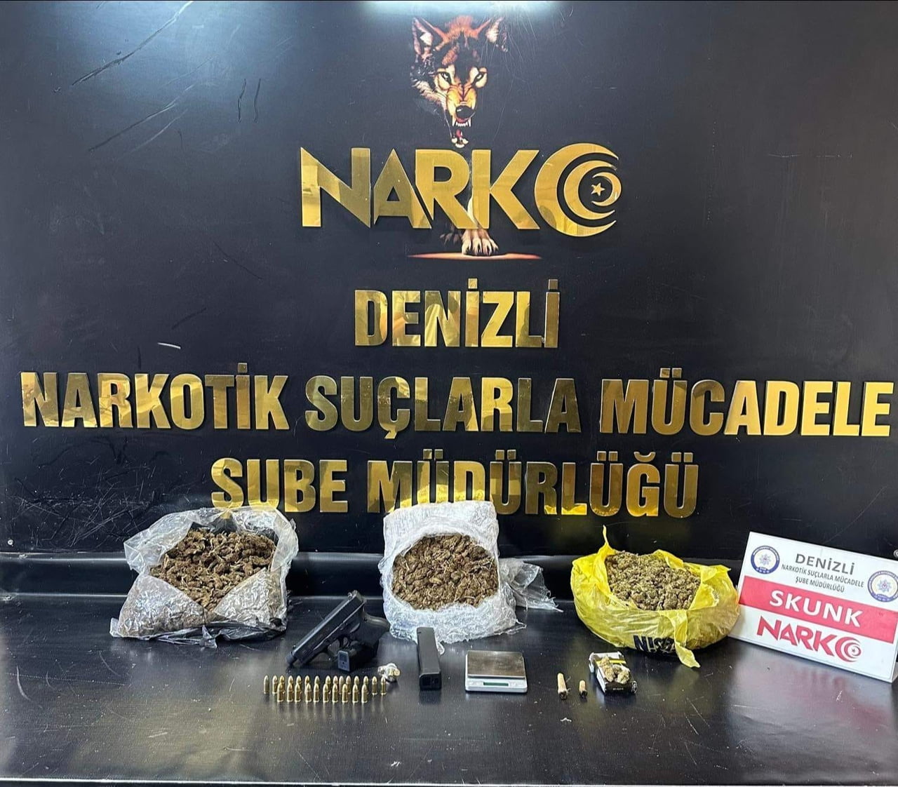 DENİZLİ’DE POLİS EKİPLERİNCE 2 ARACA DÜZENLENEN UYUŞTURUCU OPERASYONUNDA GÖZALTINA ALINAN 4...