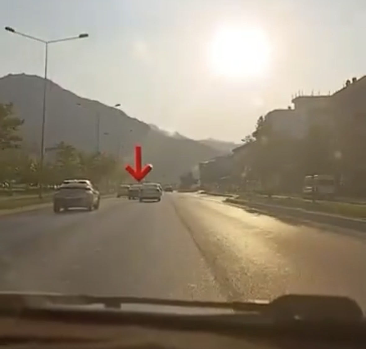 DENİZLİ’DE TRAFİKTE ART ARDA ŞERİT DEĞİŞTİREREK MAKAS ATAN SÜRÜCÜYE 90 BİN TL İDARİ PARA CEZASI...