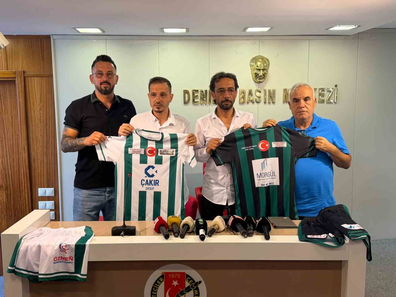 DENİZLİ FUTBOLUNA İZ BIRAKMIŞ ÖNEMLİ İSİMLERİN SAHADA TER DÖKECEĞİ "EFSANELER FUTBOL ŞÖLENİ" İÇİN...