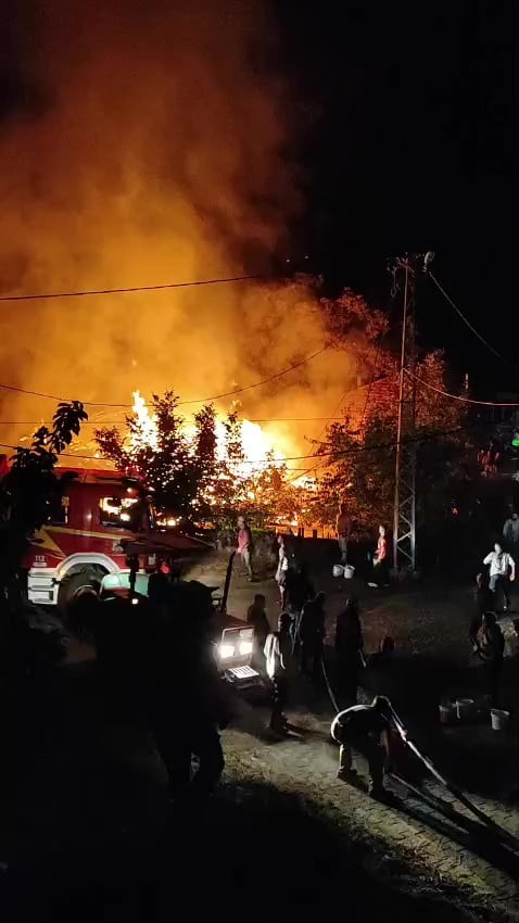 DENİZLİ’NİN ACIPAYAM İLÇESİNE BAĞLI ALİVEREN MAHALLESİ’NDE GECE YARISI ÇIKAN YANGINDA İKİ EV...