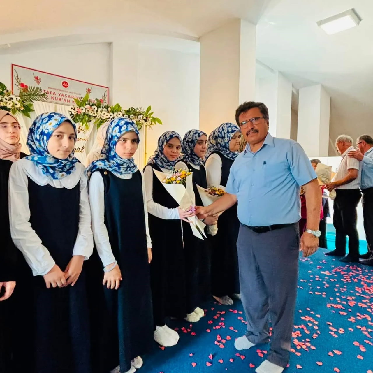 DENİZLİ’NİN MERKEZEFENDİ İLÇESİNDE HAFIZLIĞINI TAMAMLAYAN HÜSNA GÜL MENTEŞELİ İÇİN ANLAMLI BİR...