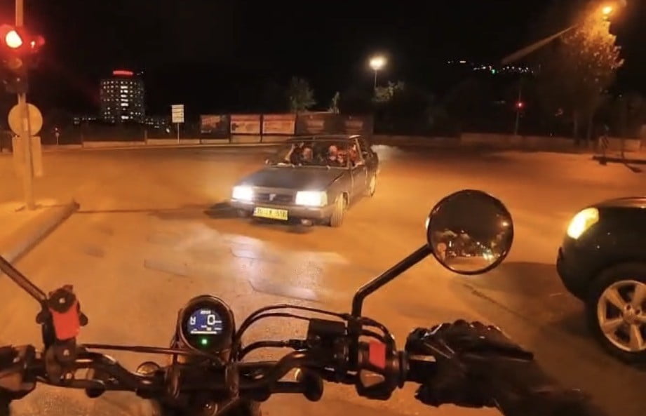 DENİZLİ’NİN PAMUKKALE İLÇESİNDE TERS ŞERİTTEN YOLA GİREN OTOMOBİL SÜRÜCÜSÜ, IŞIKLARDA BEKLEYEN...