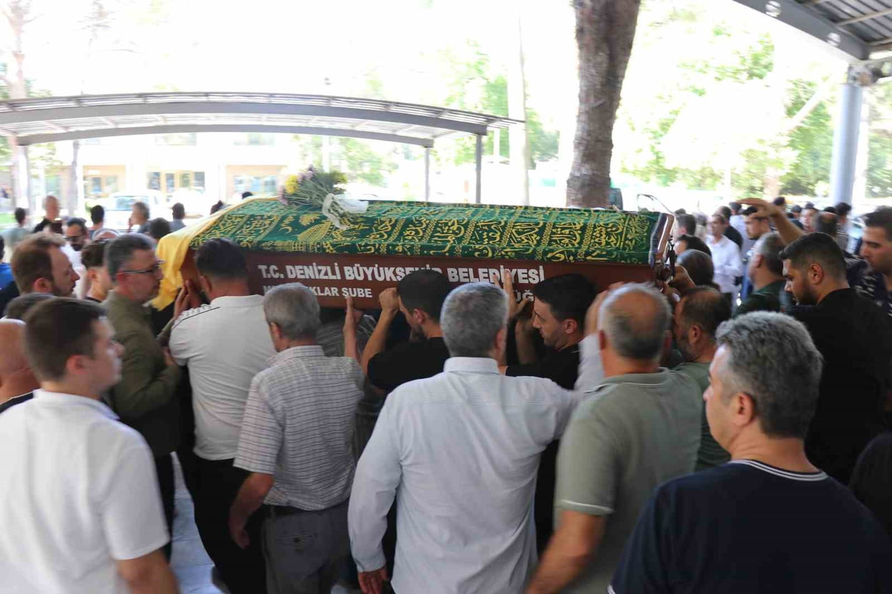 DENİZLİ’NİN PAMUKKALE İLÇESİNDE YOLUN KARŞISINA GEÇMEK İSTERKEN OTOMOBİLİN ÇARPMASI SONUCU AĞIR...