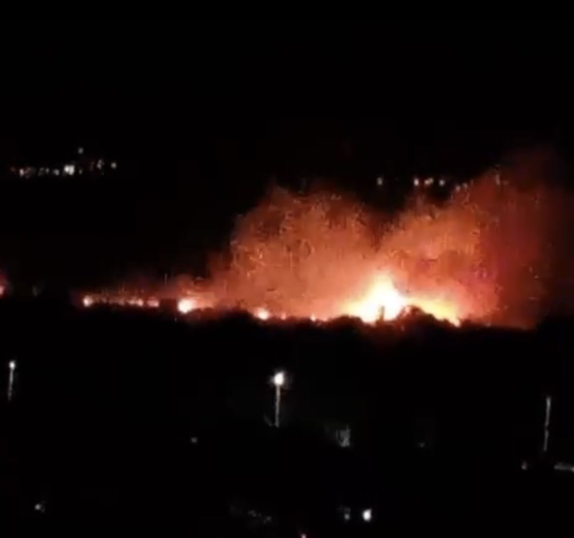 DENİZLİ’NİN SARAYKÖY İLÇESİNDE OVALIK ALANDA ÇIKAN YANGIN, RÜZGARIN ETKİSİYLE KISA SÜREDE GENİŞ...