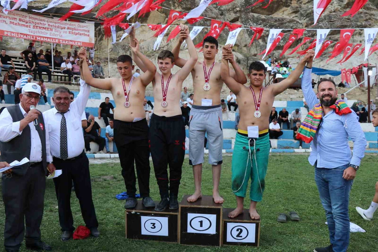 DERECEYE GİREN GÜREŞÇİLER