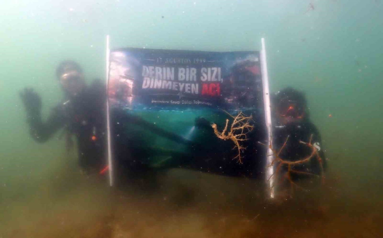 DERİNLERE SAYGI DALIŞ TOPLULUĞU, DEPREMİN YIL DÖNÜMÜNDE MARMARA DENİZİ’NİN SOĞUK SULARINA İNEREK...