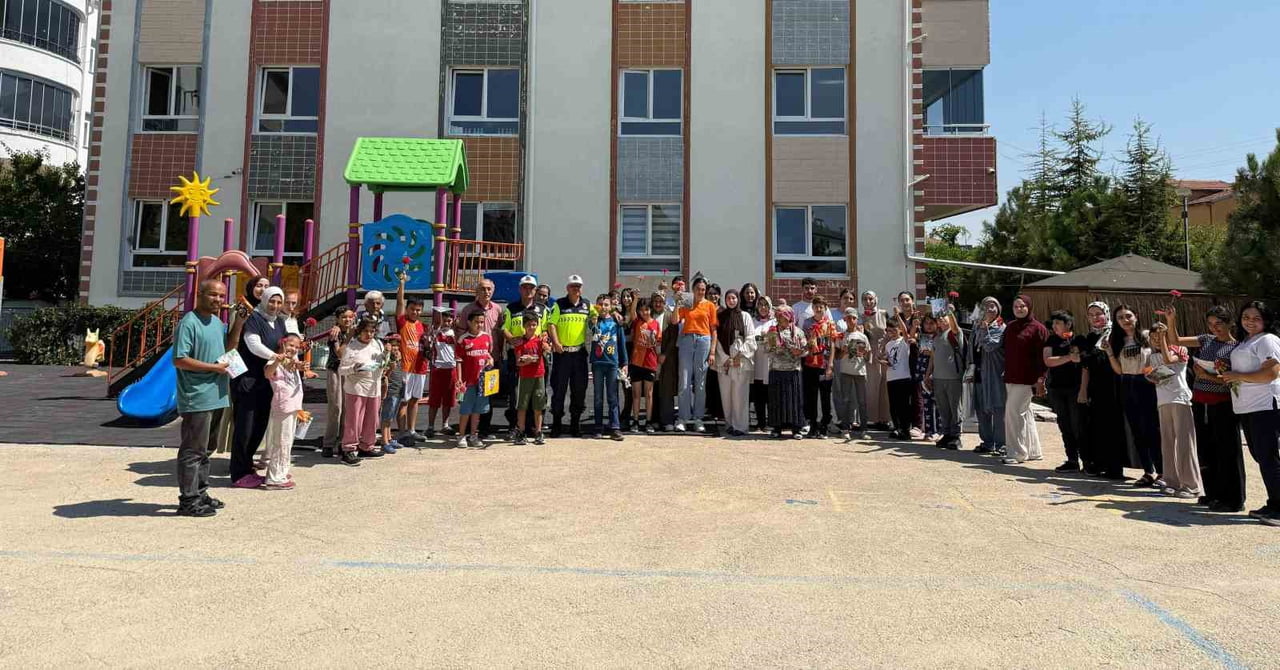 DEVELİ İLÇE JANDARMA KOMUTANLIĞI TARAFINDAN ÖĞRENCİ VE ÖĞRETMENLERE TRAFİK EĞİTİMİ...