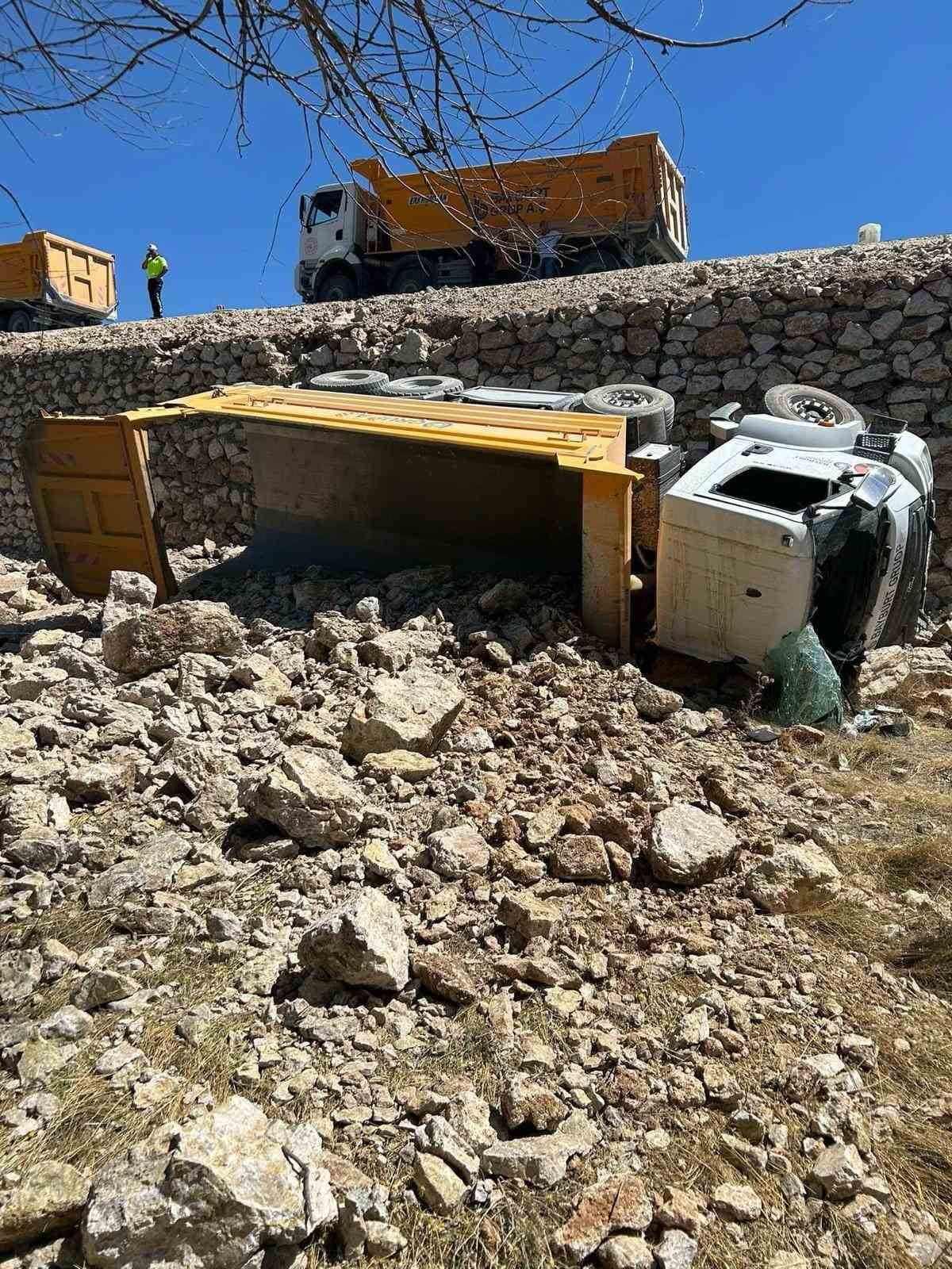 DEVRİLEN KAMYONUN ALTINDA KALAN SÜRÜCÜ ŞAHALİ YETGİN HAYATINI KAYBETTİ.