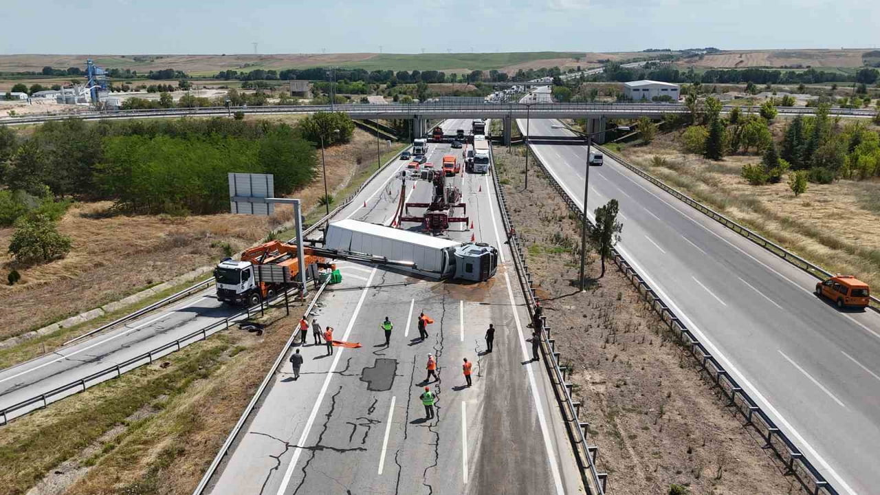 DEVRİLEN TIR OTOYOLU  TRAFİĞE KAPATTI